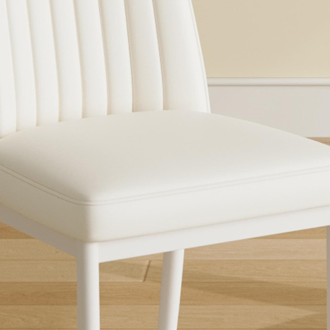 A set of 4 dining chairs, PU material high backrest seats and sturdy leg chairs, suitable for restaurants, kitchens, and living rooms.